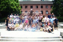 todos os brasileiros que participaram do curso em frente ao simbolo da Universidade de Shanghai