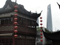 O contraste do antigo com o novo: na frente Old Town, ao fundo o prédio Shanghai World Financial Center, de 492 m, o observatório mais alto do mundo