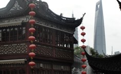 O contraste do antigo com o novo: na frente Old Town, ao fundo o prédio Shanghai World Financial Center, de 492 m, o observatório mais alto do mundo