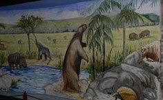 Painel ilustrando uma paisagem do semi-árido alagoano há mais de 10 mil anos.