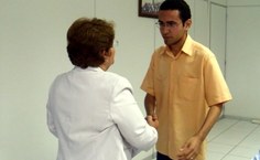 Reitora cumprimenta novo servidor