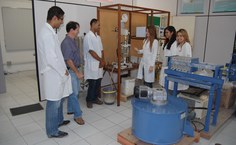Professor Soletti e alunos no laboratório