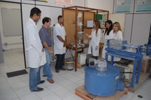 Professor Soletti e alunos no laboratório