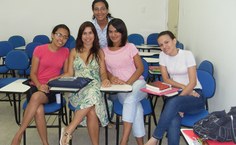 Adielma e as bolsistas que participam do projeto