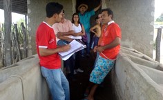 Alunos aplicando questionário