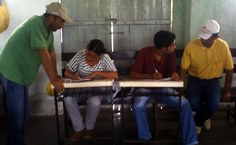 Alunos cadastrando pequenos produtores