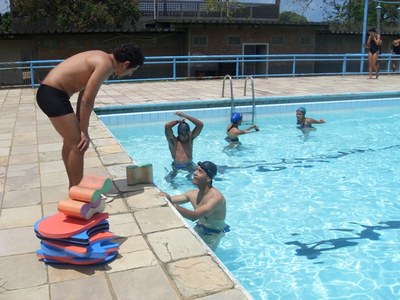 Projeto "Nadar pela Saúde", uma parceria da profª Leonéa Santiago e estudantes de Educação Física