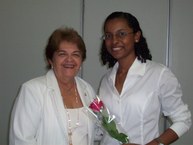 Ana Paula, do Dap, ao receber flor e cartão da reitora