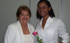 Ana Paula, do Dap, ao receber flor e cartão da reitora