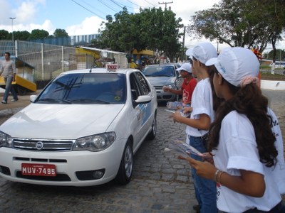 Alunos do Caic Ufal e do programa Peti participam da panfletagem