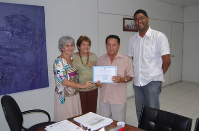 Gerson Martins recebe certificado como forma de homenagem pelo longo tempo de serviço dedicado à Ufal