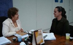 Fabiana Tôledo, quando foi recebida pela reitora como finalista do Prêmio Santander