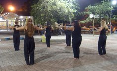 Encenação em frente ao RU durante atividades do 5º ato