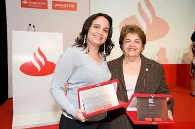 Fabiana Toledo e a reitora Ana Dayse na final do Prêmio Santander em 2008 | nothing