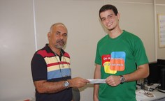 Professor Haroldo, diretor da Fanut, entregou o cheque ao vencedor Pedro Hélio