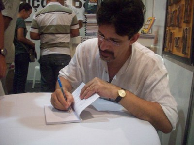 Jessier Quirino autografando livro lançado na Bienal