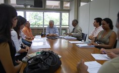 Vice-reitor empossando novos servidores