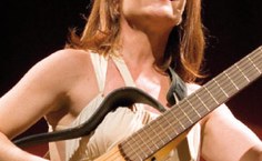 Olívia Byinton marca presença na Bienal no dia 4 de novembro