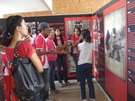 Estudantes do ensino fundamental visitam exposição sobre a anistia