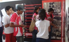 Estudantes observaram painéis sobre a ditadura