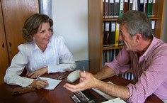 Pró-reitor de Cultura, Manuel Janeira, recebe a historiadora Leda Almeida para apresentar agenda cultural