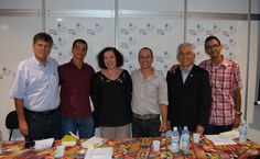 Da esquerda para a direita: Prof. Eduardo Lyra; Rosival Lourenço - vencedor na categoria romance; prof. Ildney Cavalcante; prof. Marcos Matias; vice-reitor Eurico Lôbo; e Denisson da Silva - vencedor na categoria poesia