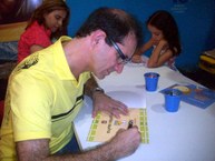 Ricardo Cabús e Claudia Lins autografando os livros