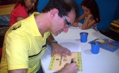 Ricardo Cabús e Claudia Lins autografando os livros