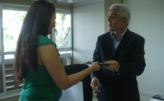 Profª Sandra Tavares recebe os cumprimentos do vice-reitor