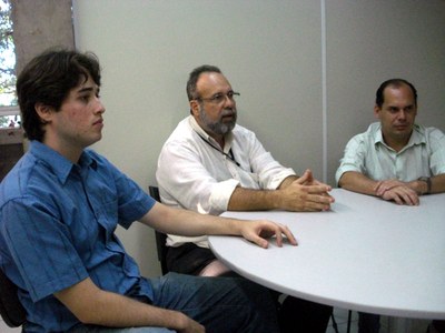 Diretor do NTI, José Geraldo, ladeado pelos técnicos Alan Morais (de azul) e Rodrigo Pinheiro