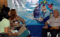 José Marques de Melo conversa com a equipe da Ascom