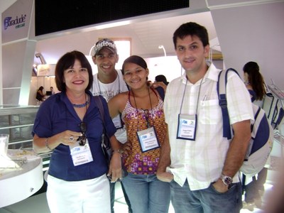 Professora Janira e alunos do ICBS durante o Congresso