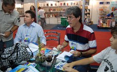 Olival e Barbirato, os organizadores do livro em noite de autógrafos