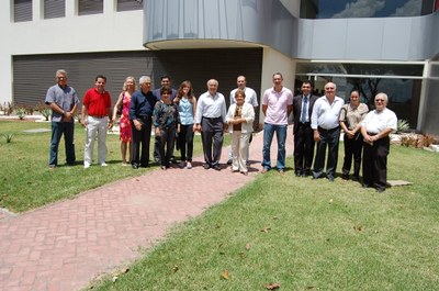 Reitora e equipe em visita ao LCCV