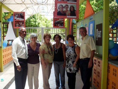 Reitora e equipe na comemoração