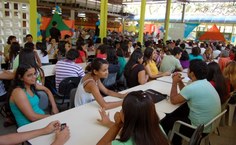 Servidores comemorando conquistas da categoria e da gestão