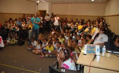 A sala ficou lotada de expectadores curiosos e atentos