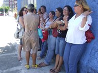 Mães aguardando os filhos terminarem as provas. Foto: Dulce Melo