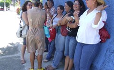 Mães aguardando os filhos terminarem as provas. Foto: Dulce Melo