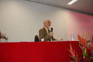 Educadores lotam auditório em palestra do filósofo Carlos Libâneo