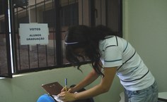 Aluna do CEDU expressando seu voto na eleição