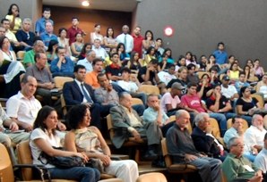 Auditório lotado para a abertura