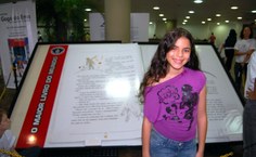 Andira diante do maior livro do mundo