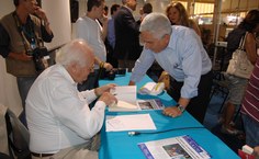 Após a palestra, o professor participou de sessão de autógrafos