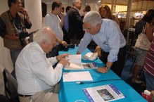 Após a palestra, o professor participou de sessão de autógrafos