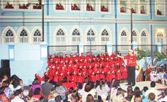 Coral com 150 vozes encantou ao público