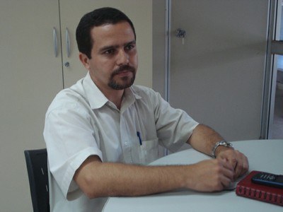 Elias Barbosa, bibliotecário e atual gerente de patrimônio da Ufal, explicou as etapas necessárias à pesquisa | nothing