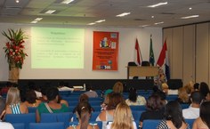 Walda Antunes na oficina do Proler "Lendo e formando leitores"