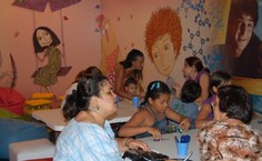 Crianças aprendem a transformar o lixo em luxo