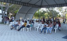 Arte e cultura africana atrai curiosos para a tenda montada ao lado da Reitoria